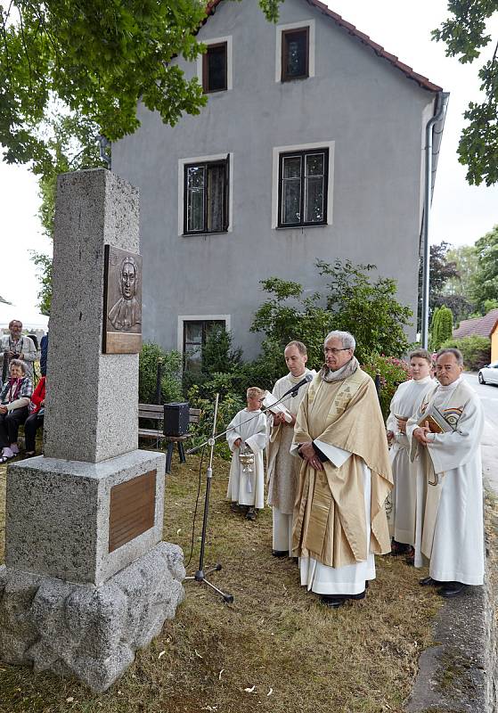 Slavný rodák Josef Bartoloměj Trillsam, zpovědník Marie Terezie, má v Rychnově u Nových Hradů znovu svůj pomník.