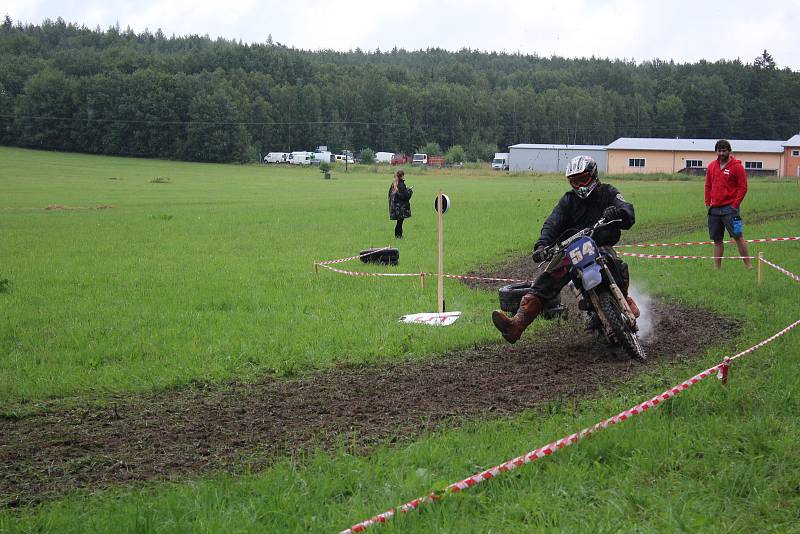 Fichtl cup Florida, terénní závod motocyklů Jawa 50 Pionýr, se jel u Hůrského rybníka u Adamova na Českobudějovicku.