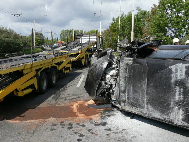 Havarované BMW na Strakonické třídě.