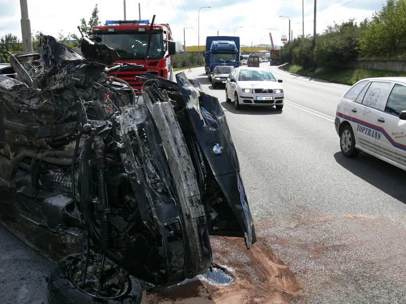 Havarované BMW na Strakonické třídě.