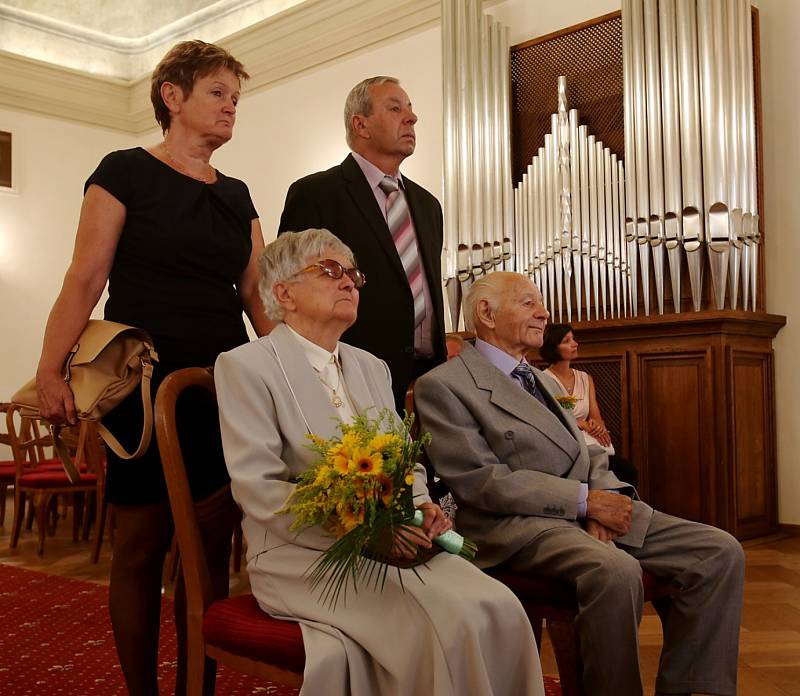 Zamilovaný pár si zopakoval své ano po 65 letech manželství