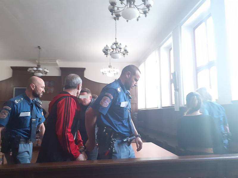 Tři cizinci obžalovaní z kuplířství, obchodu s lidmi a organizace prostituce v příhraničí už si vyslechli tresty u Krajského soudu v Českých Budějovicích.