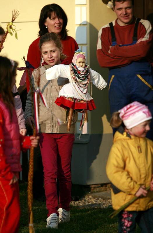 Mladé dívky obcházely podle tradice ve smrtelnou neděli, pátou neděli postní,  stavení ve Vlastiboři na Táborsku s koledou vítající přichod teplého počasí.  