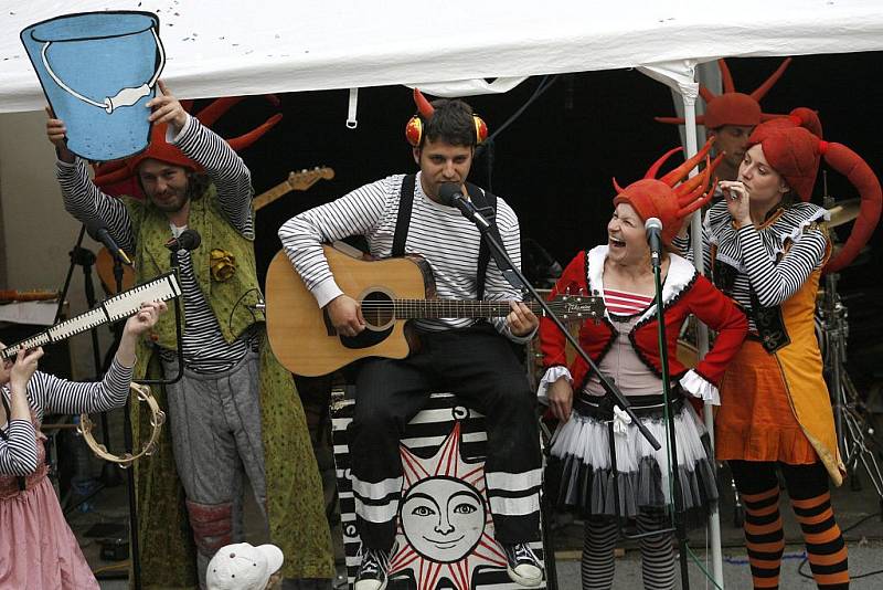 Mezinárodní divadelní festival Na prahu pořádaný loutkohrou Jihočeského divadla.  Kašpárek v rohlíku 2 ve dvoře domu U Beránka