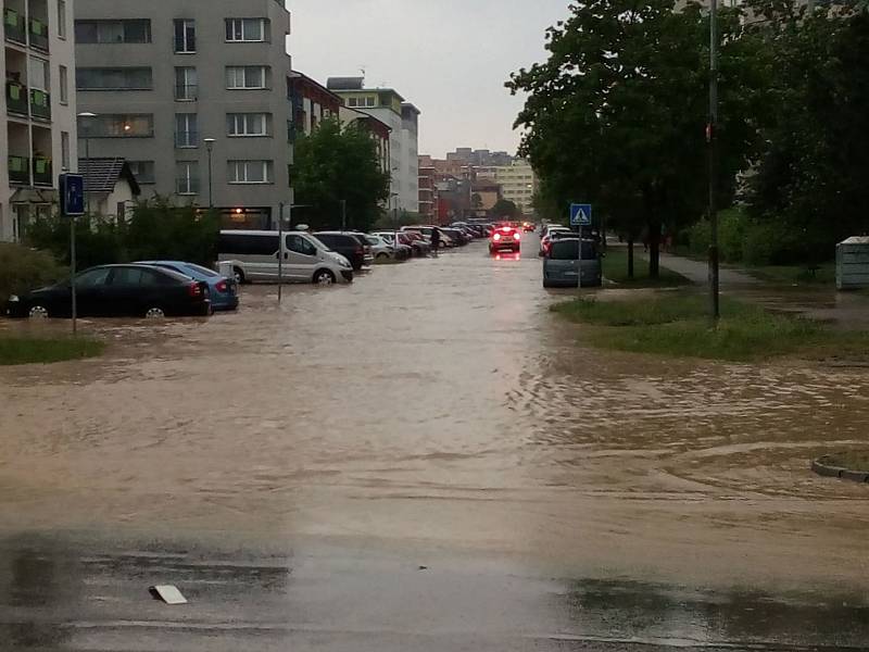 Čtvrt metru hluboká kaluž se ve čtvrtek večer vytvořila v křižovatce ulic Branišovská a Větrná.