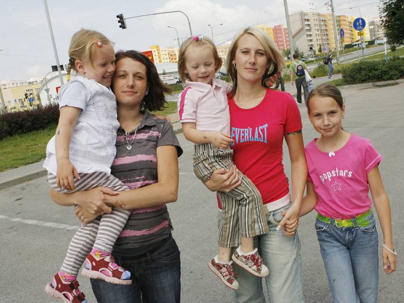 Stávku využily sestry Lucie Krátká (vlevo) s tříletou Vanessou a Simona Michlová se čtyřletou Denisou a devítiletou Dášou k procházce a navštěvě kina CineStar v Českých Budějovicích. 