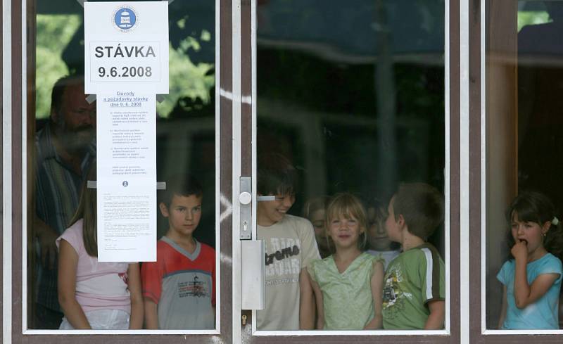 Tak trochu opuštěně vyhlížely děti za sklem Základní školy Nerudova v Českých Budějovicích při včerejší stávce svých kantorů.