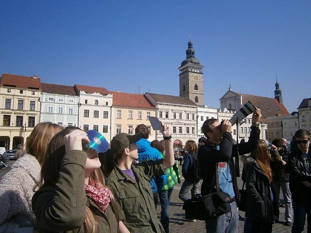 Řada lidí přišla pozorovat zatmění Slunce na českobudějovické náměstí.