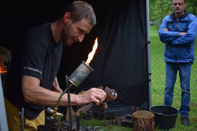 Mistři skláři předváděli technologii výroby skla a různé sklářské postupy.