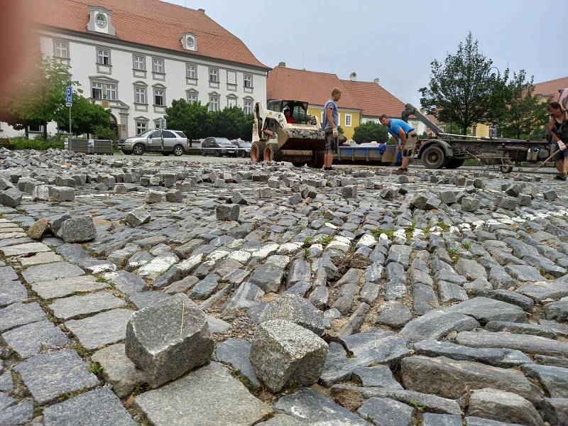 Velké škody napáchaly v Týně nad Vltavou bouřky spojené s přívalovým deštěm. Poničená je dlažba na náměstí i několik ulic.