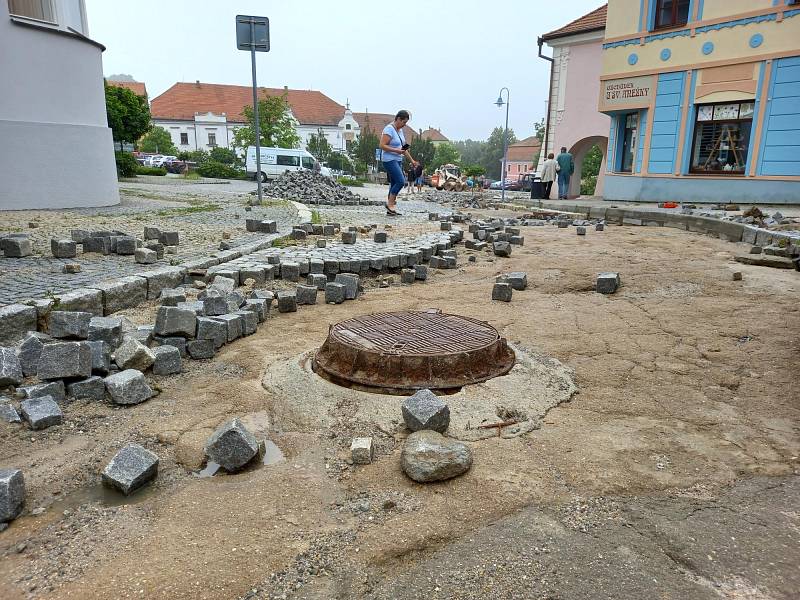 Velké škody napáchaly v Týně nad Vltavou bouřky spojené s přívalovým deštěm. Poničená je dlažba na náměstí i několik ulic.