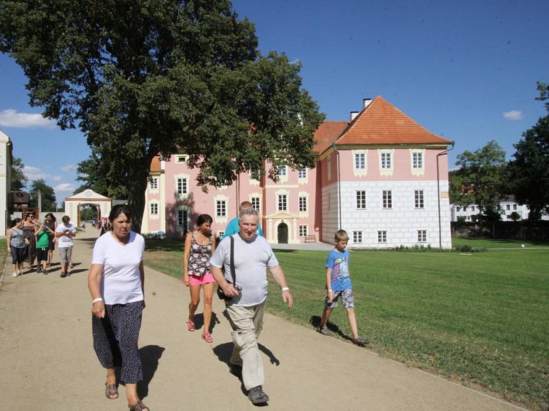 Po sedmi letech práce a množství rekonstrukci zavítali se začátkem prázdnin na barokní zámek v Kolodějích nad Lužnicí jeho historicky první návštěvníci.