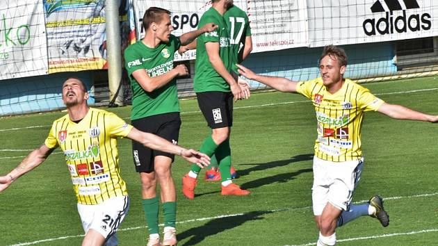 Minule doma fotbalisté Dynama zdolali Sokolov 1:0 díky gólu Petera Grajciara (na snímku se raduje ze své trefy spolu Patrikem Čavošem), uspějí černobílí ve středu doma i s Chrudimí?