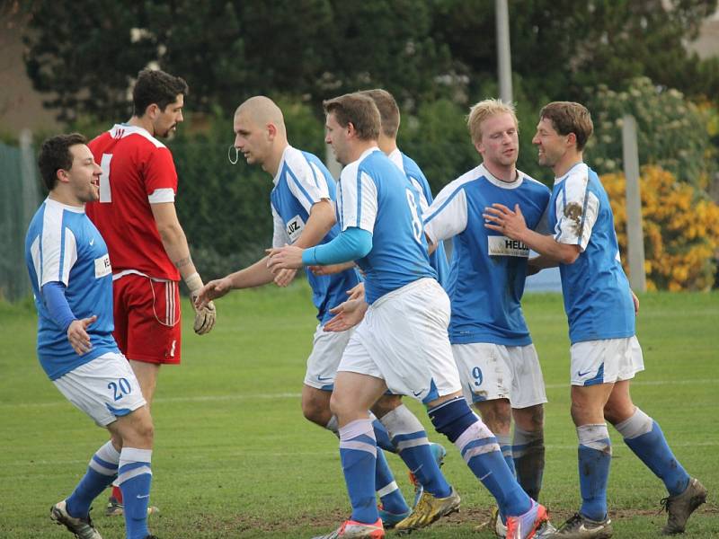 na závěr podzimu Ševětín (v černém) v derby remizoval s Dolním Bukovskem 2:2.