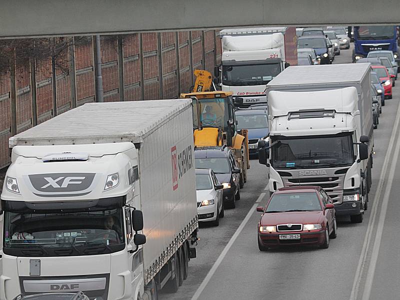 Každodennně se tvoří aso dvoukilometrová fronta auromobilů od obchodního domu Globus až po křižovatku Diamant,kvůli opravě lávky pro pěší a cyklisty a zúžení trasy na jeden pruh,v Českých Budějovicích.