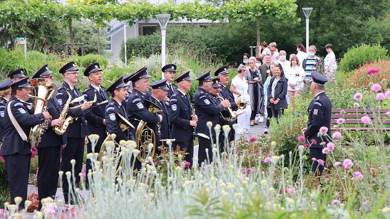 Hudba Hradní stráže a Policie ČR hrála v areálu budějovické nemocnice jako poděkování zdravotníkům za nasazení v době pandemie.