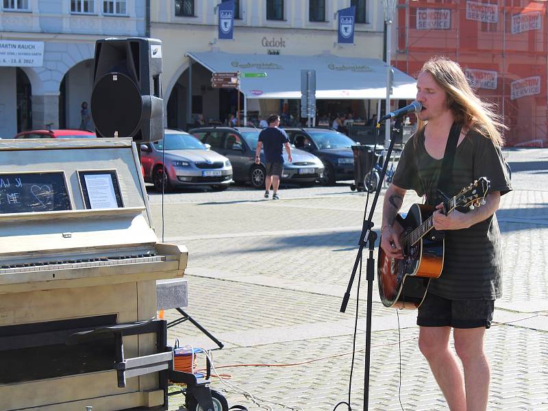 V Českých Budějovicích na Buskers festu vystupuje třeba Gus Ring, který sem přijel až ze Švédska.