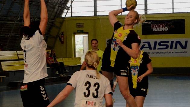 STŘELBA. Michaela Borovská se snaží překonat olomoucký blok. V utkání se jí to povedlo pětkrát a Jihočešky zvítězily 28:26.  