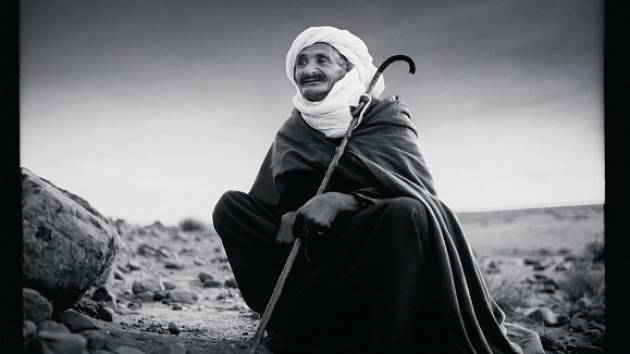 Fotograf Michal Tůma má monografii, která vyšla v prosinci 2014 v nakladatelství Foto Mida. Snímek Hlídač pouště, Alžír, 1981.