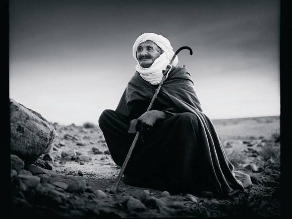 Fotograf Michal Tůma má monografii, která vyšla v prosinci 2014 v nakladatelství Foto Mida. Snímek Hlídač pouště, Alžír, 1981.