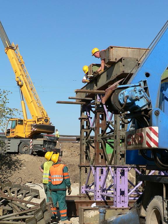 Práce na odstranění tělesa náspu u Nádražní ulice začaly v dubnu a prováděly se jen s menšími omezeními provozu na železnici, vlaky se například musely střídat jen na jedné trati. V současné době už se nová silnice rýsuje i mezi poli směrem k Okružní.