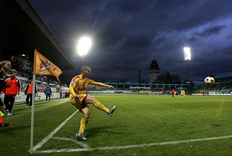 Fotbalisté SK Dynamo zvítězili pod dramatickými mraky nad Střeleckým ostrovem v jarní předehrávce 16. kola Gambrinus ligy nad nováčkem nejvyšší soutěže Duklou Praha 3:2