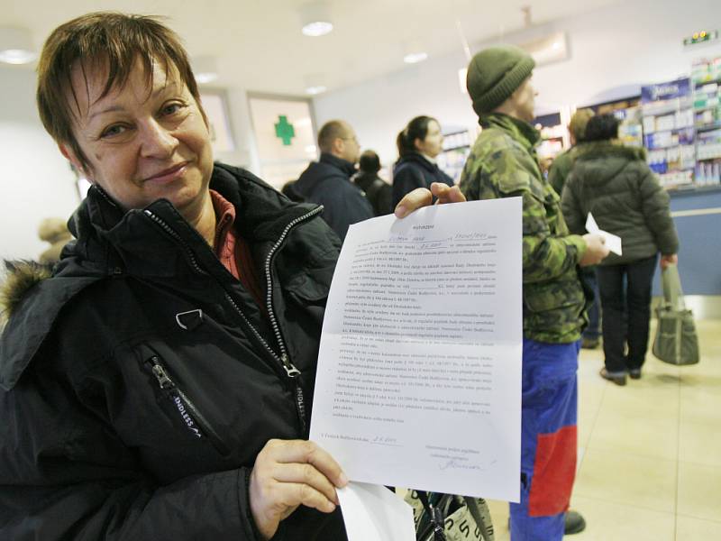 Paní Hana Klímová ukazuje podepsanou darovací listinu v lékárně nemocnice v Českých Budějovicích.