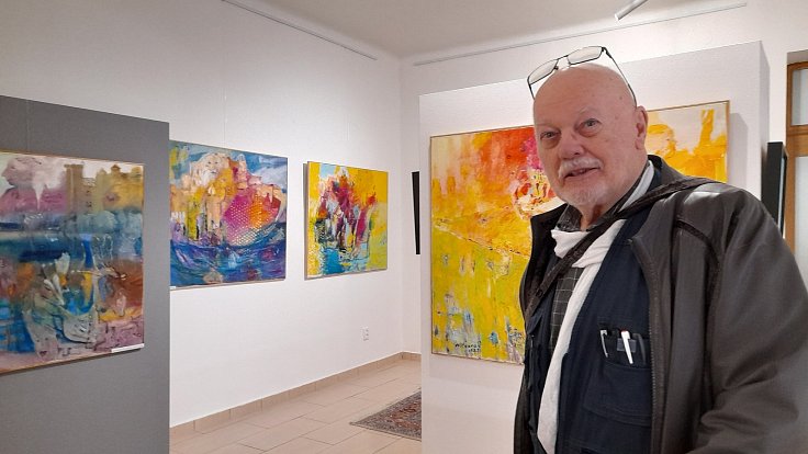 Akademického malíře Miroslava Konráda můžete na jeho výstavě v Galerii Freiberger potkat ještě v sobotu 27. dubna.
