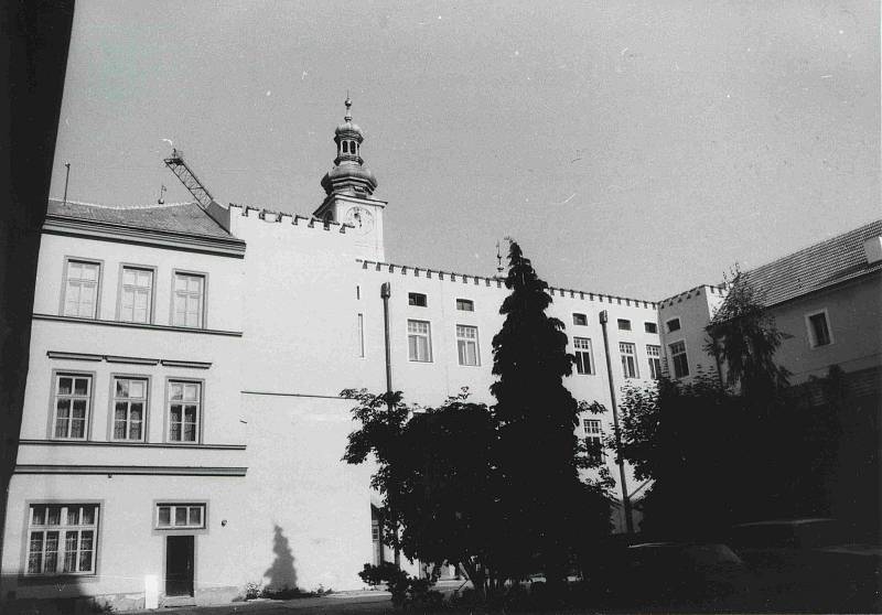 Budova radnice ze dvora. Foto ze sbírky fotografií a pohlednic Jiřího Dvořáka poskytl Státní okresní archiv České Budějovice.