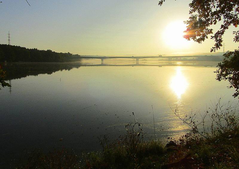 Podzimní západy slunce, ranní mlha a červánky, to jsou meteorologické jevy, které stále fascinují. Odborníci prozradili, jak vznikají.