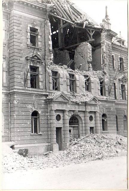 Po náletech v březnu 1945 zůstalo v Českých Budějovicích mnoho zmařených životů a zničených domů. Na snímku budova soudu.