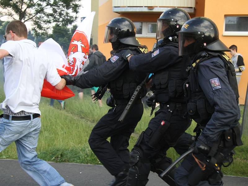 Záměr střetnout se s romskými obyvateli českobudějovického sídliště Máj policisté v sobotu účastníkům protiromské demonstrace překazili razantním zásahem.