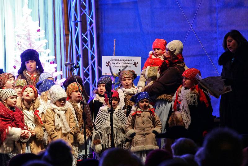 Náměstí Přemysla Otakara II. zaplnili zpěváci, kteří si přišli zazpívat koledy s Deníkem.