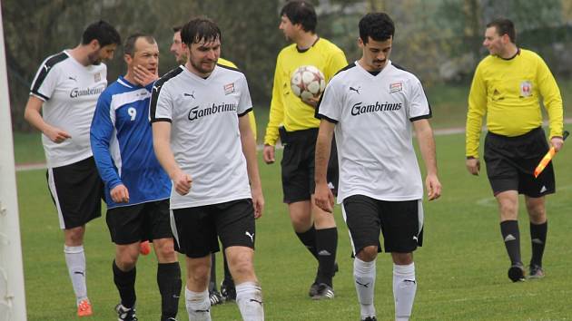 Dohráno: SK Čtyři Dvory (v bílém) porazil v I.A fotbalisty Ledenic 5:1.