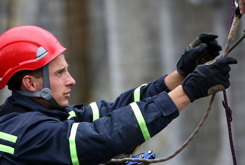 Lezecké cvičení hasičů na Husinecké přehradě