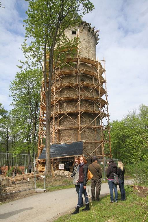 Věž Jakobínka v Rožmberku nad Vltavou se už skoro celá ztrácí za dřevěným lešením.