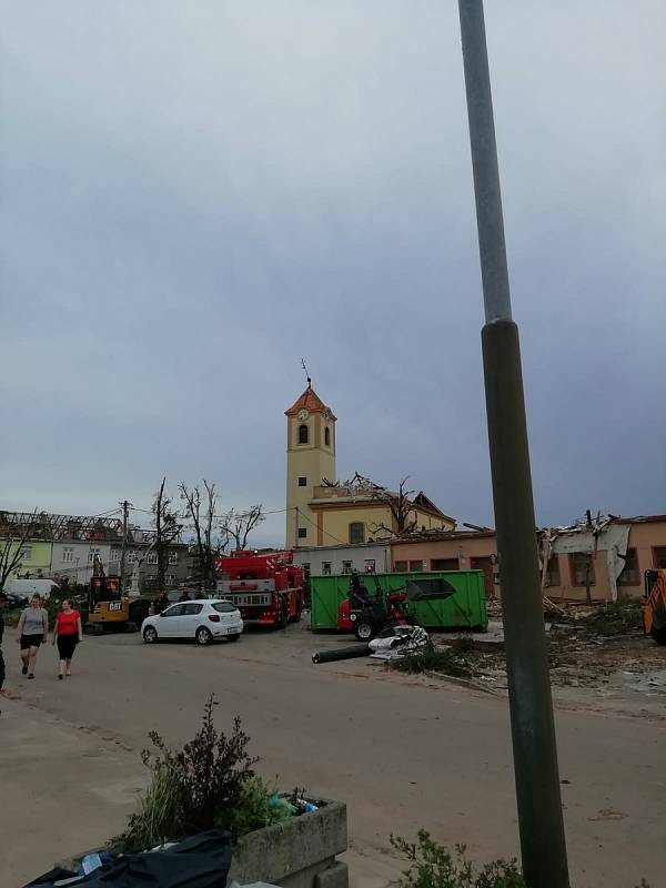 Fotografie přímo ze zasaženého městysu Moravská Nová Ves, kde ve čtvrtek 24. června řádilo tornádo.