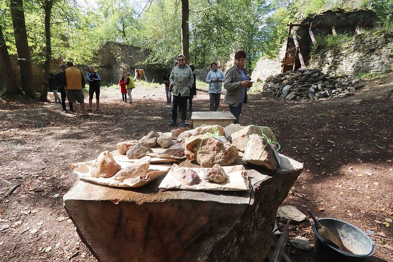 Karlův Hrádek u Purkarce obsadili archeologové.