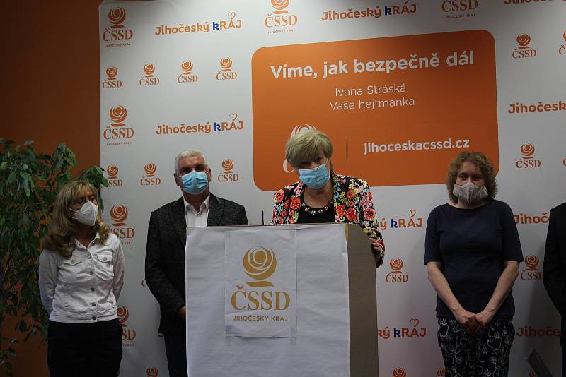 Jihočeská ČSSD zveřejnila kandidátní listinu. Na snímku (zleva) Kvetoslava Kotrbová, Antonín Krák, hejtmanka Ivana Stráská a Olga Bastlová.