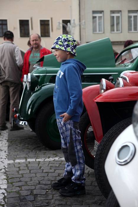 Křivonoska představila na náměstí v Budějovicích krásná historická auta a motocykly.