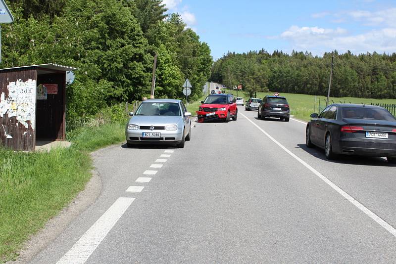 Provoz na trase České Budějovice - Lišov přibrzdila v neděli 24. května 2020 nehoda poblíž samoty Na Klaudě.