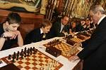 Hlubokou nad Vltavou navštívil světoznámý šachista Garry Kasparov,na snímku je Kasparov při simultánní partii se šestadvaceti šachisty na zámku.