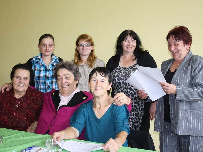 Čistě ženské složení Anna Kamišová. Marie Maroušková, Jaroslava Herzogová (sedící zleva), Olga Růžičková, Veronika Pokorná, Pavla Tomiová a Marta Bednářová (stojící zleva) měla komise v Hranicích. Lidí zde volí také čistě ženské zastupitelstvo. 