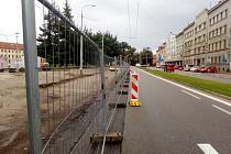 V Českých Budějovicích se mění zastávky veřejné dopravy. Na snímku přestavba zastávek MHD a linkových autobusů na Mariánském náměstí.