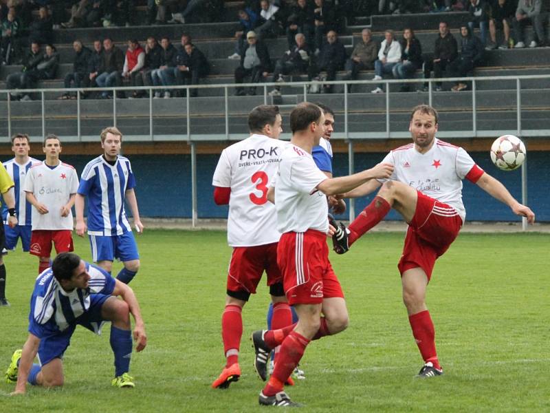 Fotbalisté Dobré Vody (v pruhovaném) porazili v I.A třídě Slavii České Budějovice 3:2 a drží kontakt s vedoucím Ševětínem.