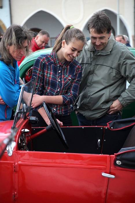 Křivonoska představila na náměstí v Budějovicích krásná historická auta a motocykly.