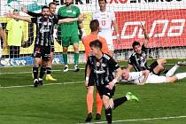 Fotbalisté Dynama se marně dožadují penalty za Kodešův zákrok na Havla: Dynamo - Hradec Králové nakonec 0:3.