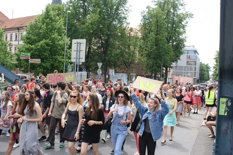 Celý týden žily České Budějovice multižánrovým festivalem Budějovický Majáles. Ten se v pátek rozloučil s krajským městem průvodem na náměstí Přemysla Otakara II., volbou krále a řadou koncertů.