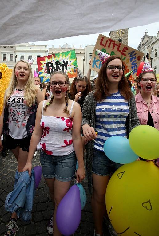 Celý týden žily České Budějovice multižánrovým festivalem Budějovický Majáles. Ten se v pátek rozloučil s krajským městem průvodem na náměstí Přemysla Otakara II., volbou krále a řadou koncertů.