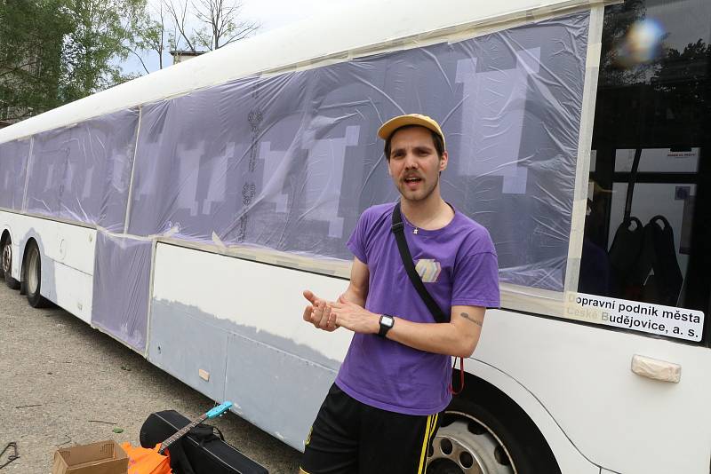 Majáles v Českých Budějovicích 2021. Skupina Myocelium se rozhoduje, jak pomalují na počest Majálesu autobus.